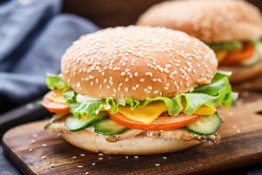 Cesare burger ahşap tahta üzerinde