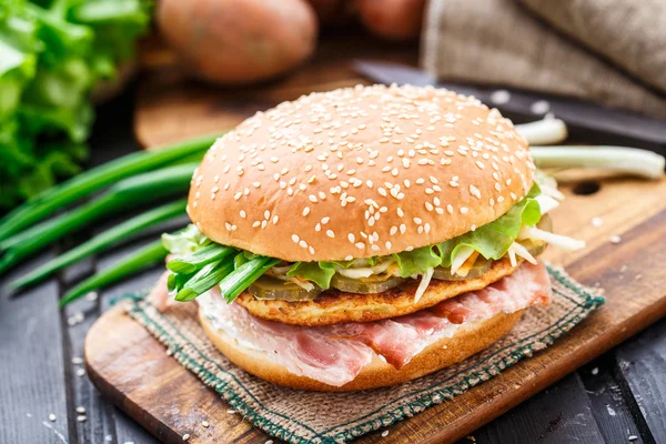 Hambúrguer com panqueca de batata e bacon — Fotografia de Stock