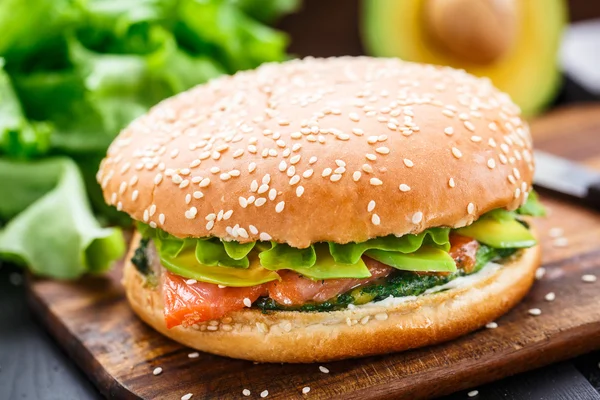 Hambúrguer com salmão e abacate — Fotografia de Stock