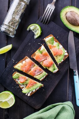 Avokado ve füme somon sandviç