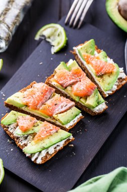 Avokado ve füme somon sandviç