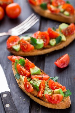 Bruschetta domates, avokado ve otlar ile