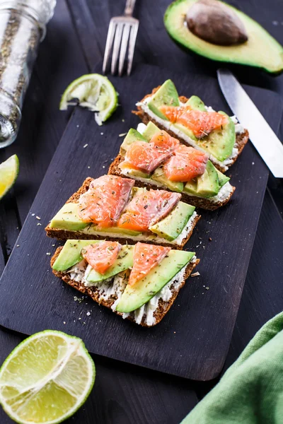 Sandwich with avocado and smoked salmon — Stock Photo, Image