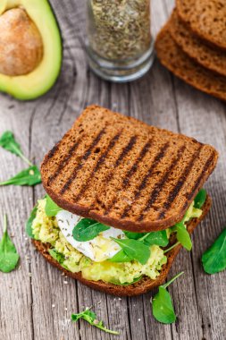Avokado ve haşlanmış yumurta sandviç