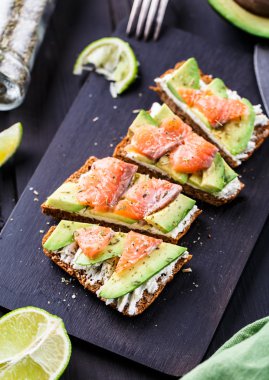 Avokado ve füme somon sandviç