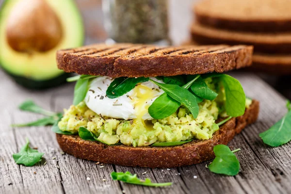 Smörgås med avocado och pocherat ägg — Stockfoto