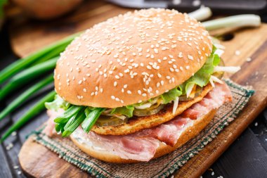 Burger patates pankek ve pastırma