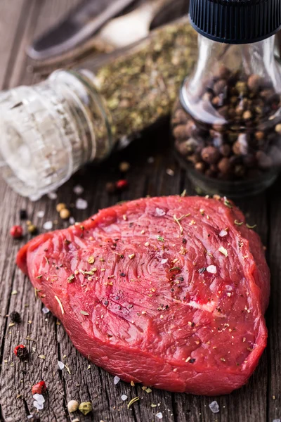 Biftek na dřevěném prkénku — Stock fotografie