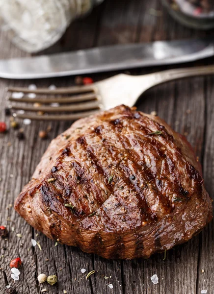 Steak de bœuf sur une planche de bois — Photo