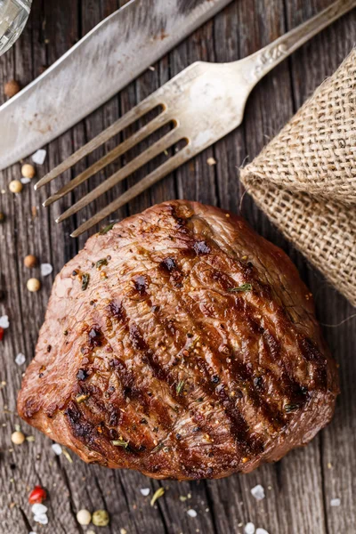 Steak de bœuf sur une planche de bois — Photo