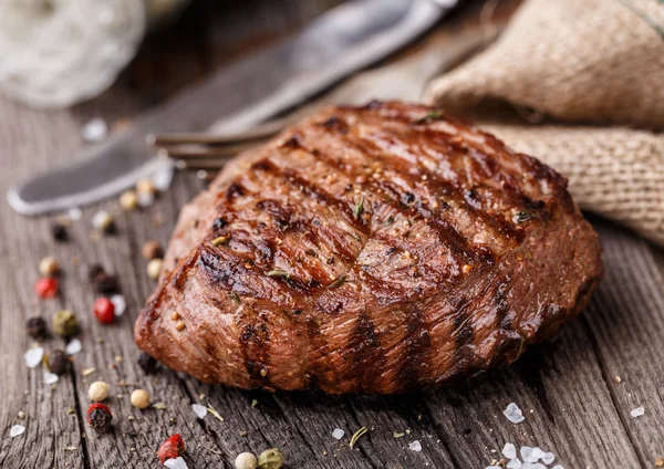 Bistecca di manzo su una tavola di legno — Foto Stock