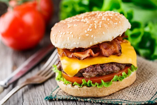 Hambúrguer de bacon com costeleta de carne — Fotografia de Stock