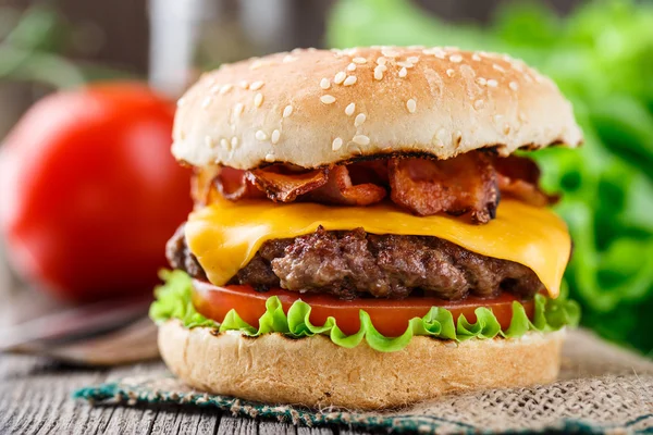 Hambúrguer de bacon com costeleta de carne — Fotografia de Stock