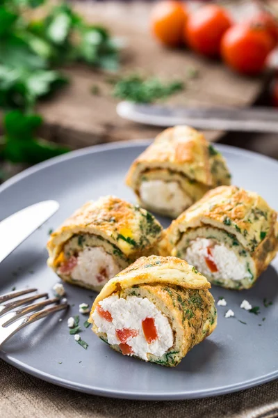 Rolos de omelete com coalhada — Fotografia de Stock