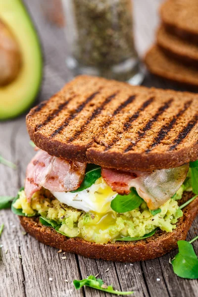 Sandwich à l'avocat et oeuf poché — Photo