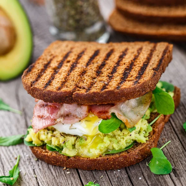 Sandwich à l'avocat et oeuf poché — Photo