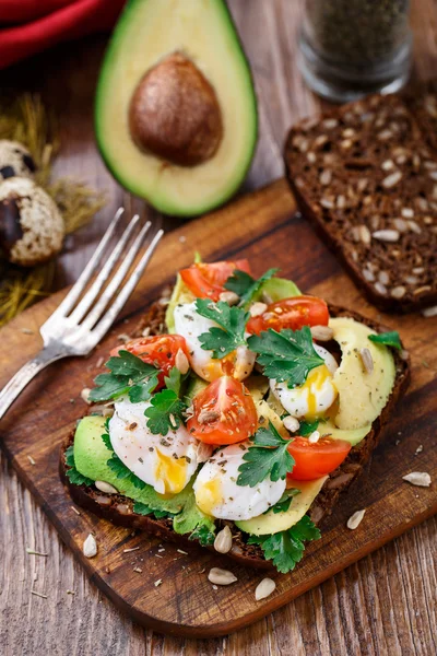 Bruschetta med tomat, avokado och vaktel ägg — Stockfoto