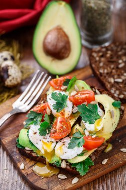 Bruschetta domates, avokado ve Bıldırcın yumurta