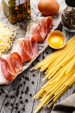 Makarna carbonara için malzemeler