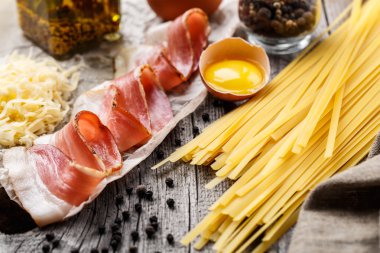 Makarna carbonara için malzemeler