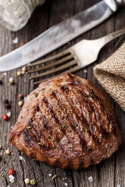 Hovězí steak na dřevěné desce — Stock fotografie
