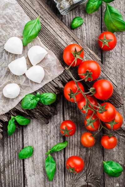 Черри помидоры, листья базилика, сыр моцарелла — стоковое фото