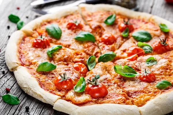 Pizza margherita — Zdjęcie stockowe