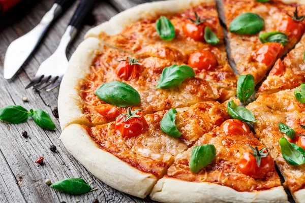 Pizza margherita — Zdjęcie stockowe