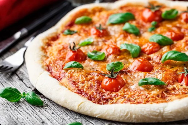Pizza margherita — Stok fotoğraf