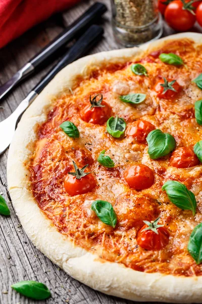 Pizza margherita — Zdjęcie stockowe