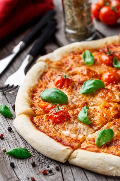 Pizza margherita — Stok fotoğraf