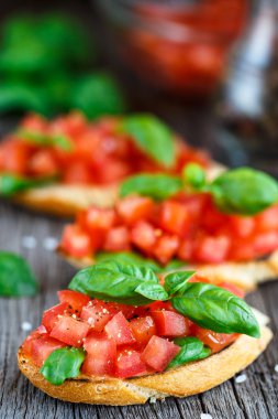 Domates ve fesleğen ile domates bruschetta