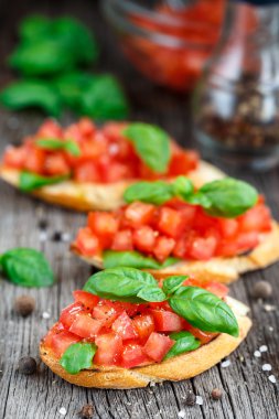 Domates ve fesleğen ile domates bruschetta