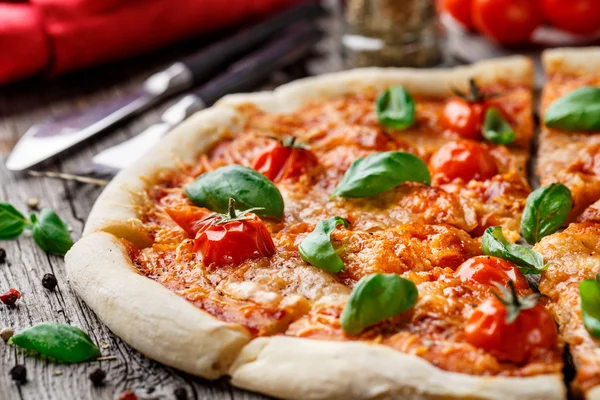 Pizza margherita — Stok fotoğraf