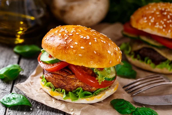 Vegetariánský burger s grilovanými žampiony — Stock fotografie