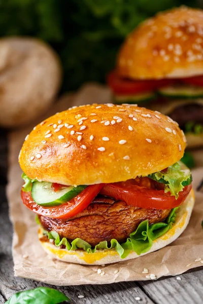 Vegetáriánus burger grillezett csiperkegomba — Stock Fotó