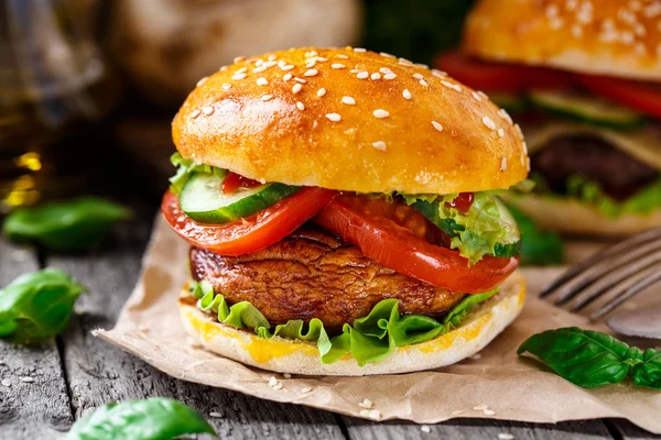 Vegetarische hamburger met gegrilde champignon — Stockfoto