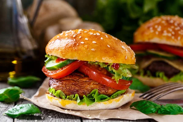 Vegetarian burger with grilled champignon — Stock Photo, Image