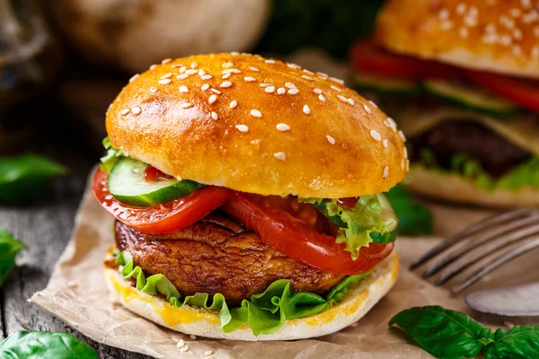 Vegetarian burger with grilled champignon — Stock Photo, Image