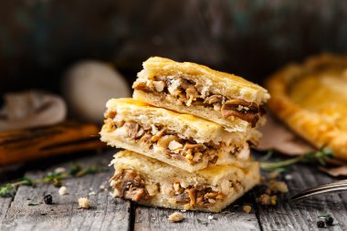 Ev yapımı pasta ile mantar dolması