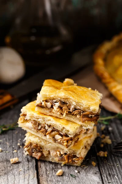 Zelfgemaakte taart gevuld met champignons — Stockfoto