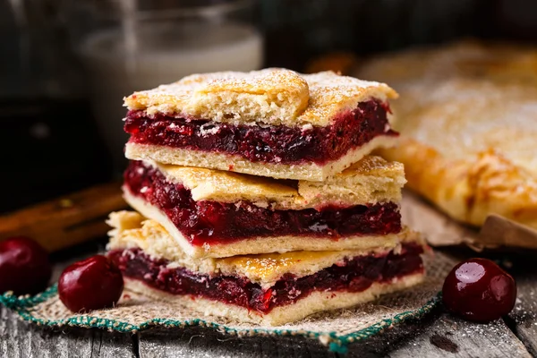 Pastel hecho en casa relleno de cerezas — Foto de Stock