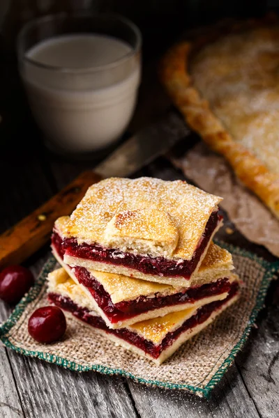 Pastel hecho en casa relleno de cerezas —  Fotos de Stock