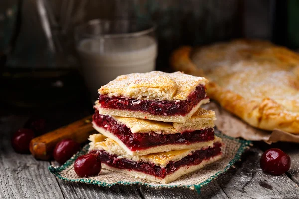 Pastel hecho en casa relleno de cerezas — Foto de Stock