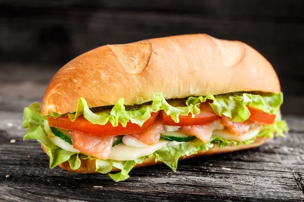 Panino con salmone e verdure — Foto Stock