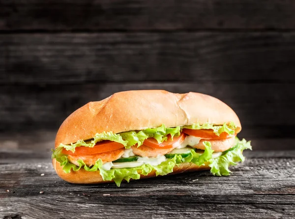 Sandwich con empanada de salmón y verduras — Foto de Stock