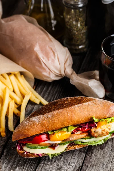 Csirke szendvics, sült krumplival és pohár szénsavas ital — Stock Fotó