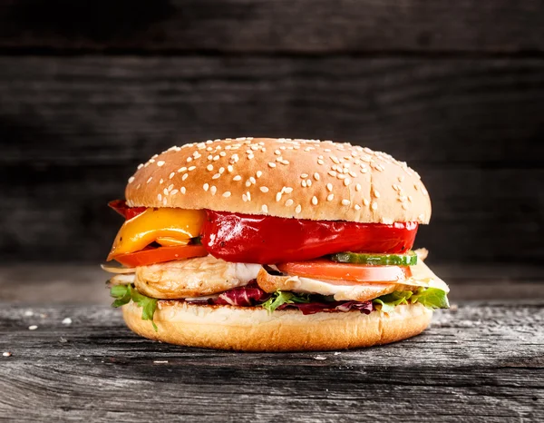 Burger με κοτόπουλο και λαχανικά — Φωτογραφία Αρχείου