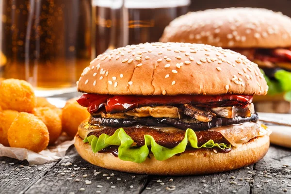 Deliciosa hamburguesa con bolas de patata frita y cerveza — Foto de Stock