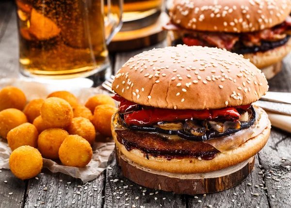 Deliciosa hamburguesa con bolas de patata frita y cerveza — Foto de Stock